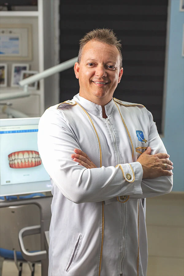Dr. Dudu Kerbes, especialista em implantes dentários e próteses
